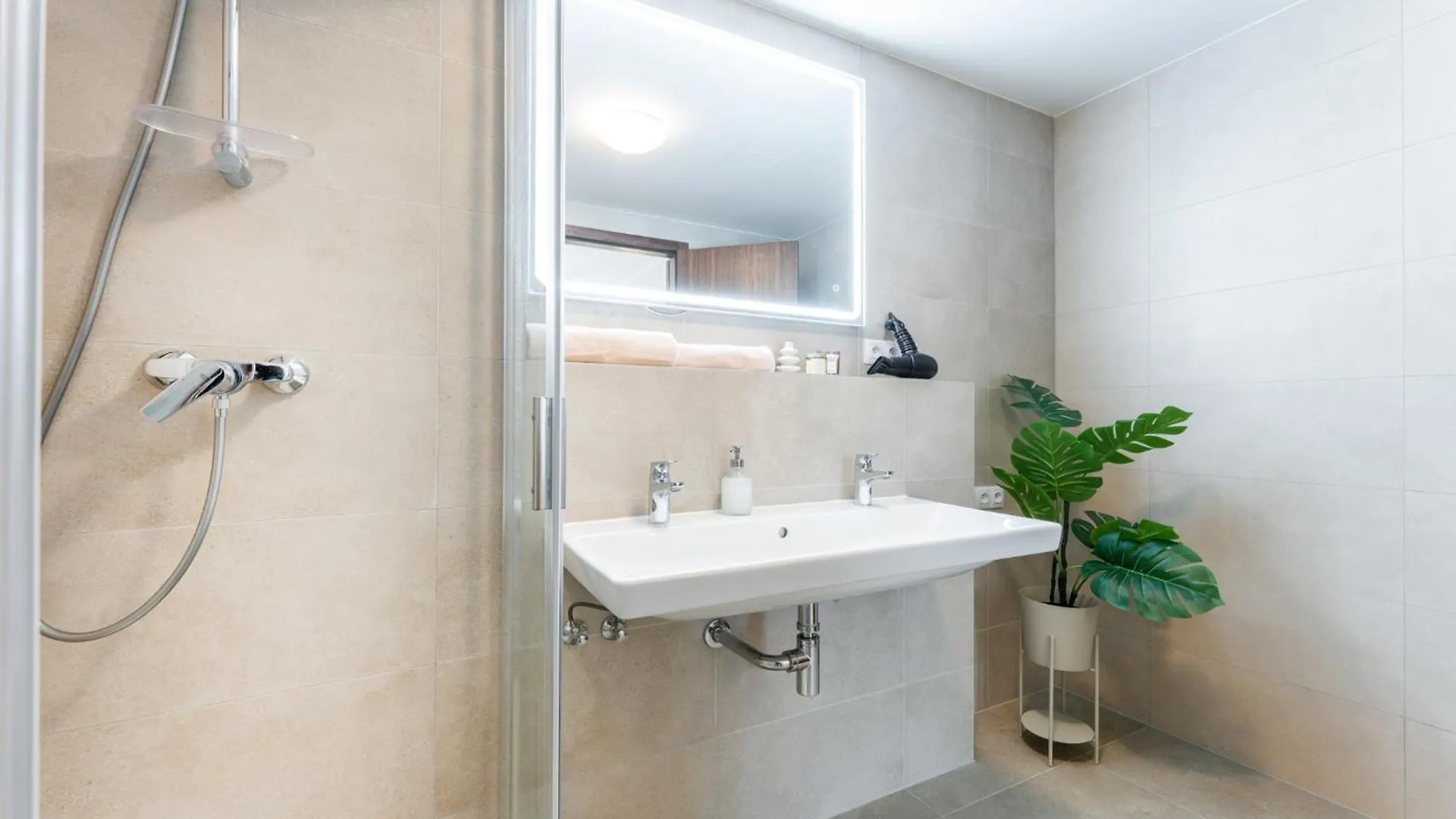 Spacious Smichov 2 Bedroom Apartment With Excellent Tram Connection Prag