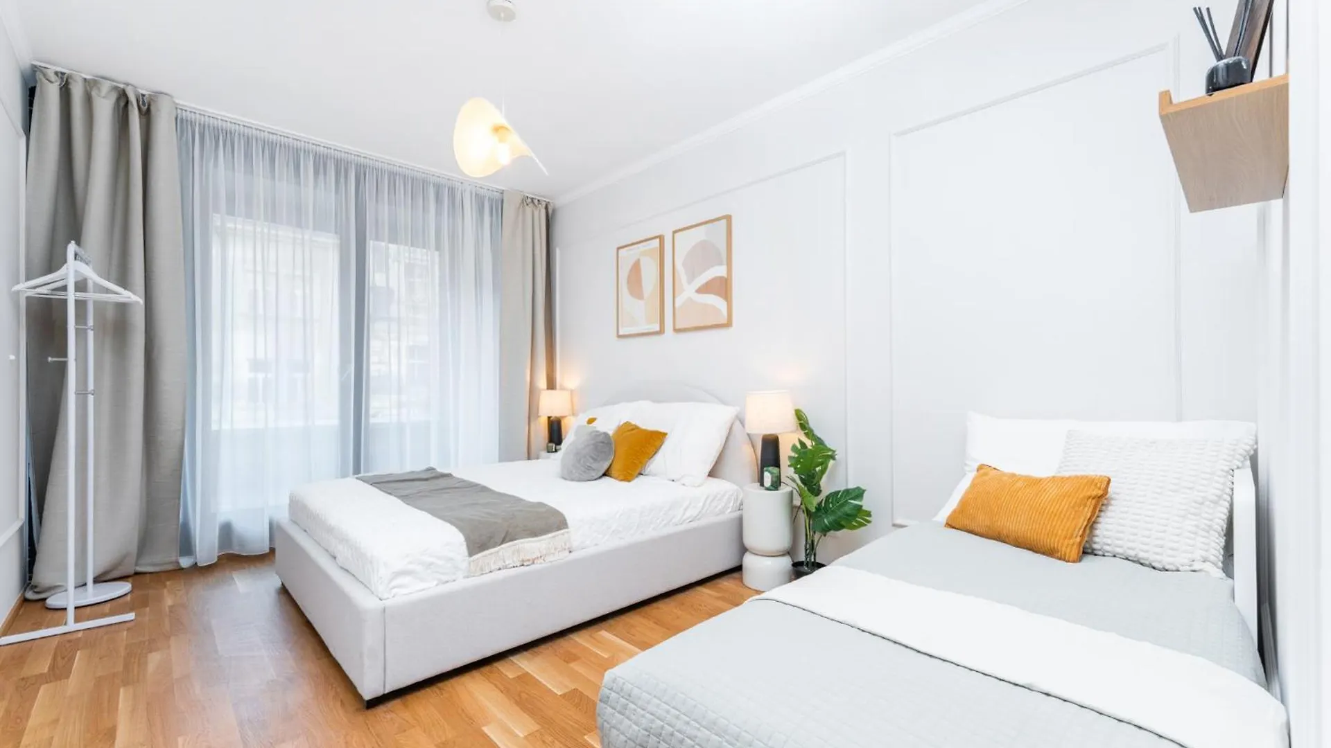 Spacious Smichov 2 Bedroom Apartment With Excellent Tram Connection Prag