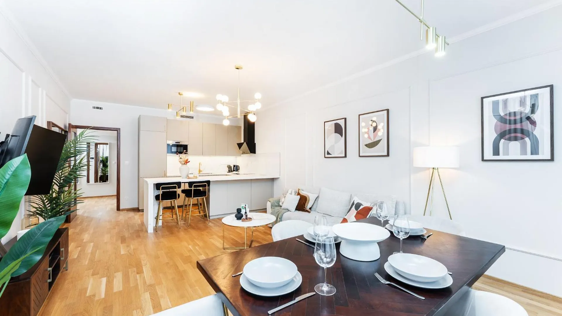 Spacious Smichov 2 Bedroom Apartment With Excellent Tram Connection Prag