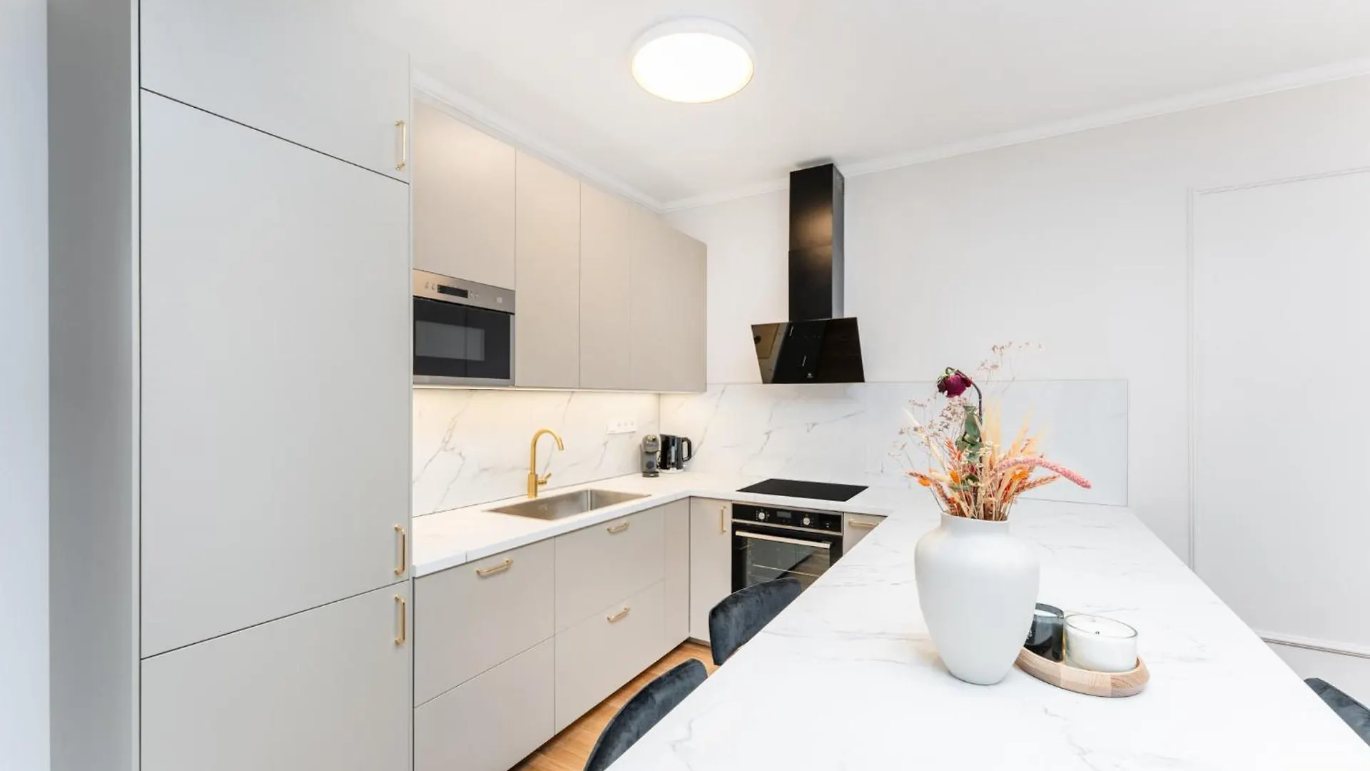 Spacious Smichov 2 Bedroom Apartment With Excellent Tram Connection Prag